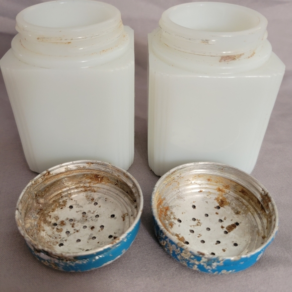 VTG Tipp City Milk Glass Salt & Pepper Shakers - Picture 9 of 10